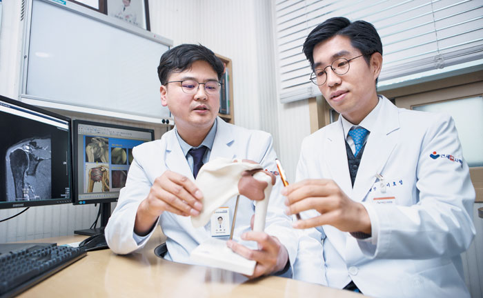 환자에게 알맞은 어깨 치료법을 연구하는 이재정(왼쪽)·이효성 연세본사랑병원 원장.