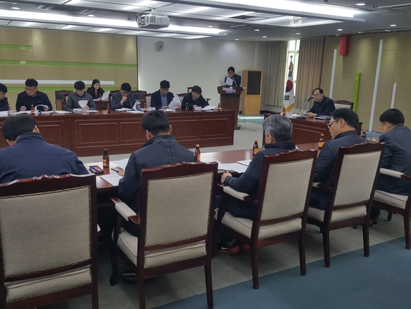 부산시와 부산시설공단, 한국전력공사 등 관련 기관들이 최근 부산시청에서 상하수도관, 전선관 등 지하시설물의 통합 관리를 하기 위한 회의를 하고 있다. /부산시제공