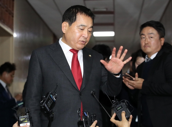 자유한국당 심재철 원내대표가 9일 교섭단체 3당 원내대표 회동을 마친 뒤 취재진에게 결과를 설명하고 있다./연합뉴스