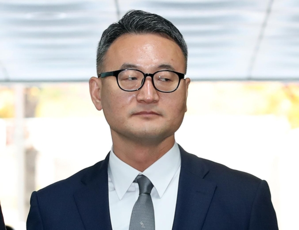 뇌물수수 혐의를 받는 이동호 전 고등군사법원장이 지난달 21일 서울중앙지법에서 열린 구속 전 피의자 심문(영장실질심사)에 출석하며 법정으로 향하고 있다. /연합뉴스