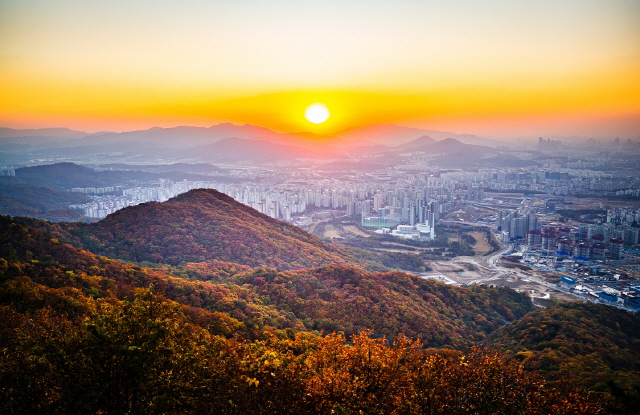 ◇성남 누비길 검단산길. 남한산성에서 일몰이 멋지기로 유명한 곳은 서문 주변이다.