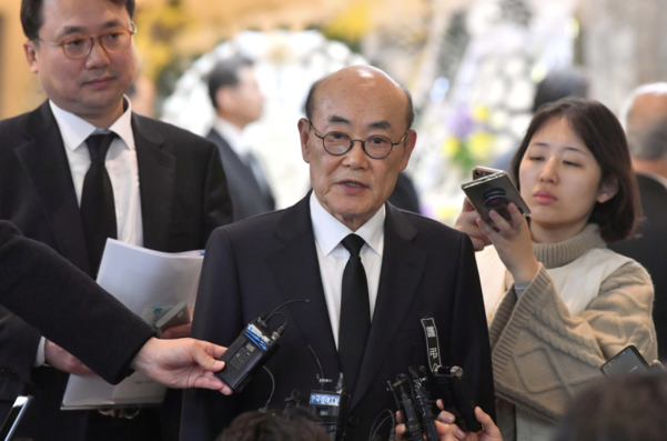 김태구 전 대우자동차 회장이 10일 오후 경기도 수원시 아주대병원 장례식장에 마련된 김우중 전 대우그룹 회장 빈소를 찾아 조문을 마친 후 취재진 질문에 답하고 있다. /연합뉴스