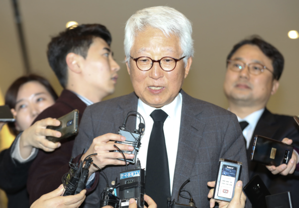 배순훈 전 대우전자 회장이 10일 오후 경기도 수원시 아주대병원 장례식장에 마련된 김우중 전 대우그룹 회장 빈소를 찾아 조문을 마친 후 취재진 질문에 답하고 있다. /연합뉴스