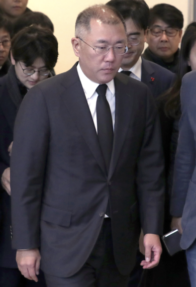 정의선 현대차그룹 수석부회장이 10일 오후 경기도 수원시 아주대병원 장례식장에 마련된 김우중 전 대우그룹 회장 빈소를 찾아 조문하기 위해 들어서고 있다. /연합뉴스