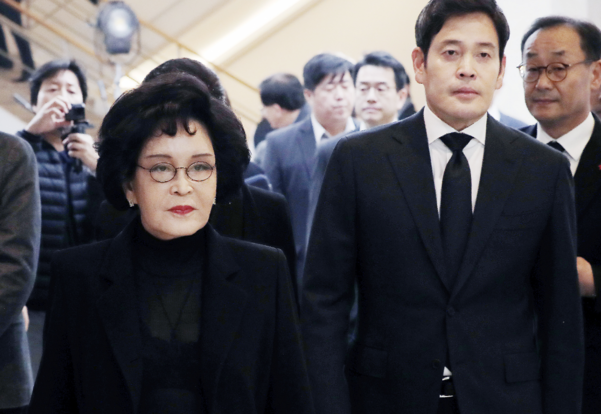 이명희 신세계 회장과 정용진 신세계 부회장이 10일 오후 경기도 수원시 아주대병원 장례식장에 마련된 김우중 전 대우그룹 회장 빈소를 찾아 조문하기 위해 들어서고 있다. /연합뉴스