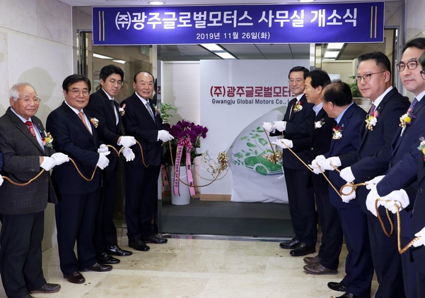 11월 26일 오후 광주 서구 치평동 한국토지주택공사 사옥 4층에서 열린 광주글로벌모터스의 개소식에서 이용섭 광주시장(가운데 오른쪽)과 박광태 글로벌모터스 대표이사(가운데 왼쪽), 정태호 전 대통령비서실 일자리수석 등이 현판식을 하고 있다./ 연합뉴스