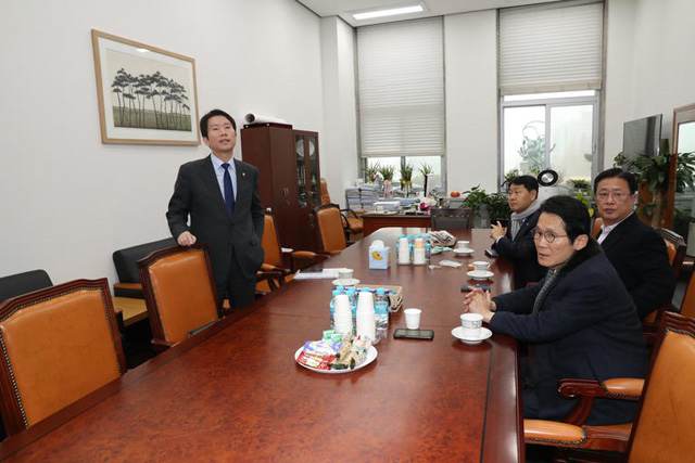 정의당 윤소하 원내대표, 대안신당 유성엽 창당준비위원장, 더불어민주당 이인영 원내대표, 바른미래당 김관영 최고위원이 10일 오전 서울 여의도 국회 더불어민주당 원내대표실에서 여야 4+1 원내대표급 회동에 참석하고 있다./연합뉴스
