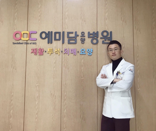 제6회 충북신장장애인 복지대회에서 신장장애인 의료 지원 공로로 충북도지사 표창을 받은 오종현 원장. /청주예미담요양병원