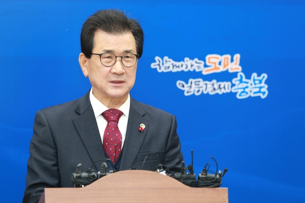 이시종 충북지사가 12일 충북도청 브리핑룸에서 기자회견을 열고 2020년도 정부예산 확보에 대해 설명하고 있다./충북도청