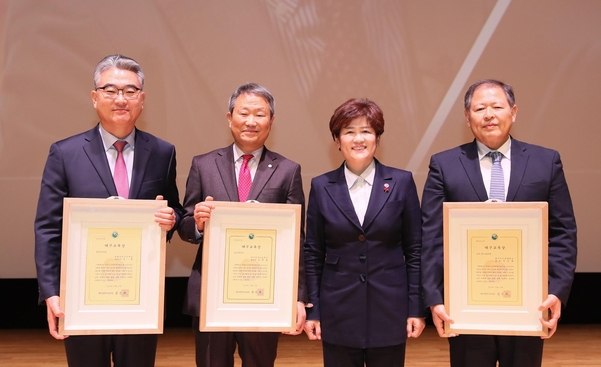대구시교육상 수상자 3명이 강은희 대구시교육감과 기념촬영을 했다. 왼쪽부터 이욱 원화여고 원로교사, 심후섭 전 송정초등학교 교장, 강은희 대구시교육감, 이근용 대구사이버대 총장. /대구시교육청 제공