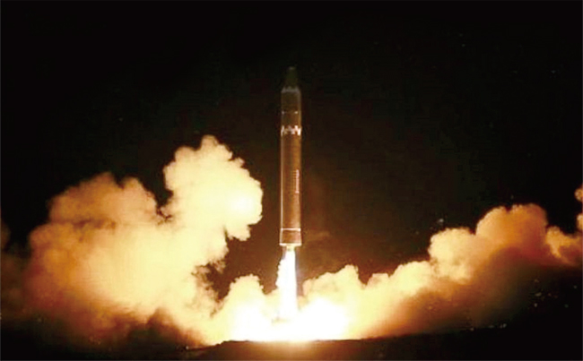 북한이 2017년 3월 18일 서해위성발사장에서 진행한 신형 고출력 로켓 엔진 분출 시험 모습. photo 조선중앙방송
