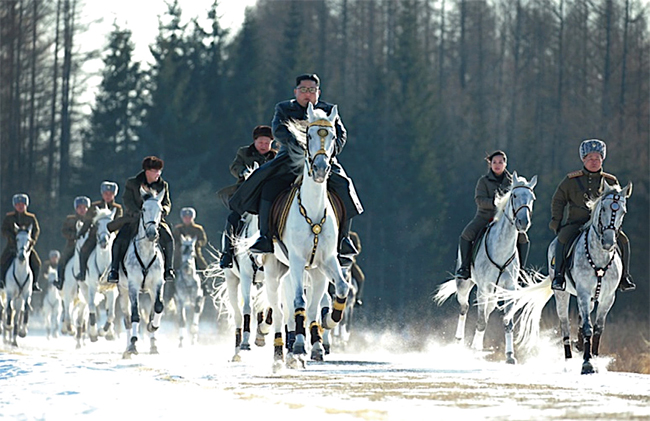 김정은이 지난 12월 4일 말을 타고 군 지휘관들과 함께 백두산을 오르고 있다. photo 노동신문