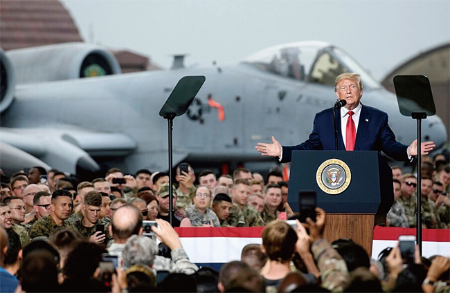 트럼프 미국 대통령이 지난 6월 30일 오산 공군기지를 방문해 주한미군 장병들을 격려하고 있다. photo 백악관