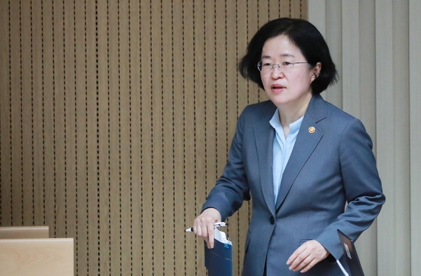 11월 10일 조성욱 공정거래위원회 위원장이 서울 중구 한국공정거래조정원에서 기업결합 심사 발표를 위해 입장하고 있다. / 연합뉴스