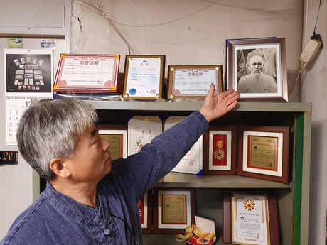 홍재만 명장이 할아버지인 독립운동가 홍병기 선생의 사진을 손으로 가리키고 있다. /심민관 기자