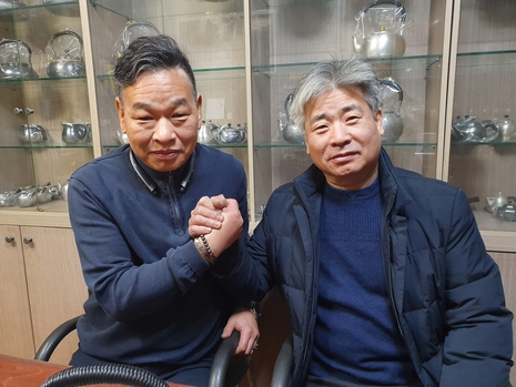 홍재만 명장이 김홍현 실버웨어 고은 공방 대표(왼쪽)와 찍은 사진.