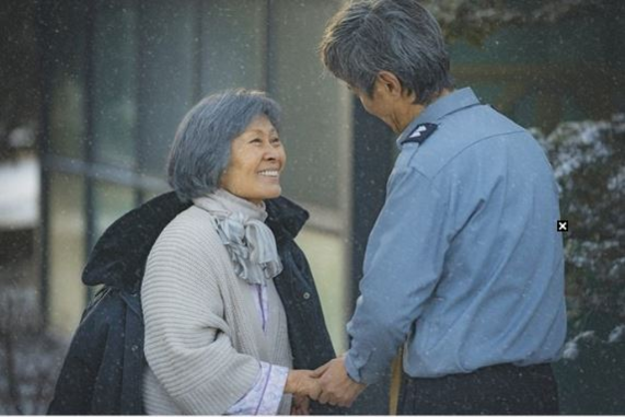 요양원으로 찾아온 자신의 아들을 알아보지 못하고 인사하는 드라마 ‘눈이 부시게'의 한 장면. 기억을 잃었어도 오로지 사랑했던 행동만은 남아 다리 불편한 아들을 위해 눈을 쓸었다.