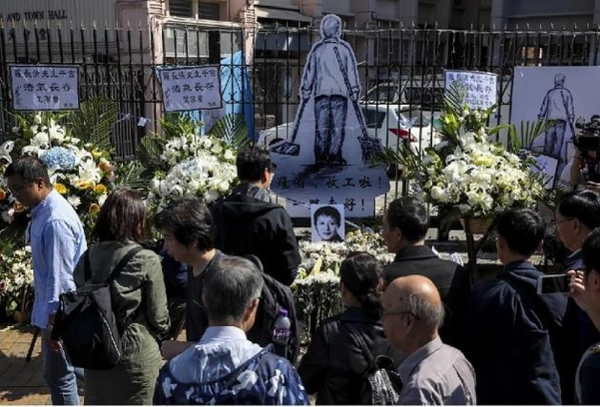지난달 13일 홍콩 북쪽 지구의 타운홀 외곽에서 경찰과 시위대간 싸움을 벌어졌을 때 사진을 찍다 벽돌에 맞아 사망한 뤄창칭(Luo Changqing)씨를 위한 조문 장소./SCMP 제공