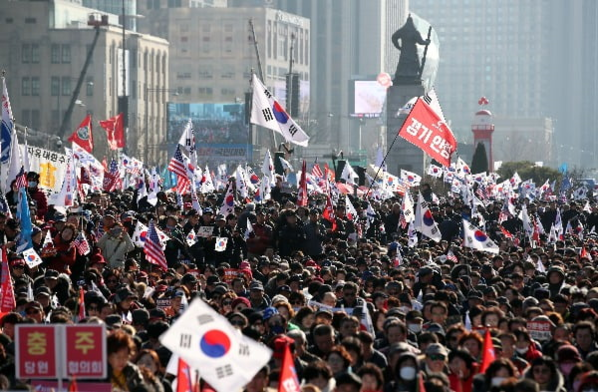 14일 오후 서울 광화문광장에서 열린 '문 정권 국정농단 3대 게이트 규탄대회'에서 참가자들이 구호를 외치고 있다. /연합뉴스