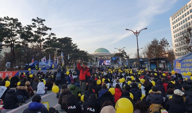 14일 검찰개혁 사법적폐청산 범국민시민연대(시민연대)는 서울 영등포구 국회 정문 앞에서 공수처 설치 및 패스트트랙 수사 등을 요구하며 '제15차 여의도 촛불 문화제'를 개최했다. /권유정 기자