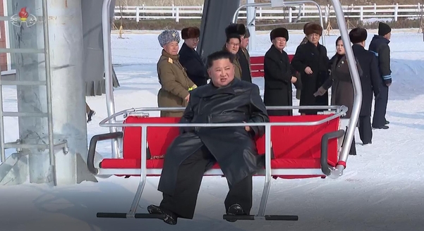  북한 조선중앙TV는 지난 8일 김정은 국무위원장이 전날 양덕온천문화휴양지 준공식에 참석했다고 보도했다./뉴시스·조선중앙TV