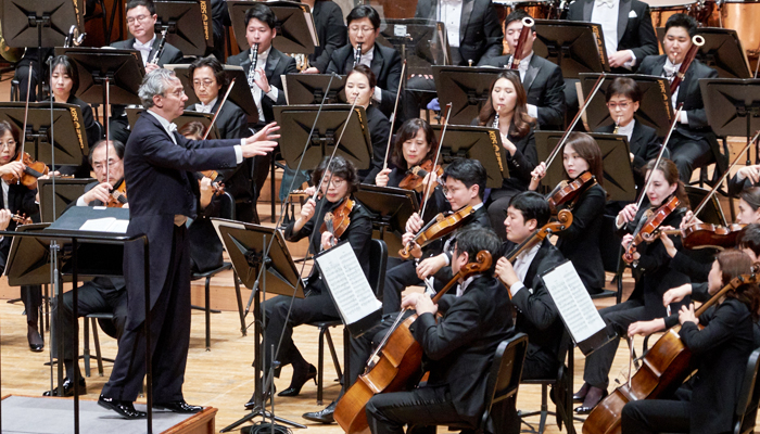 지난 13일 예술의전당에서 차이콥스키 교향곡 6번을 연주하는 루이지(왼쪽)와 KBS교향악단.