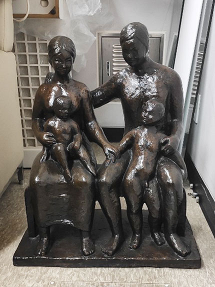 서울가정법원 3층 이혼조정실 입구에 있던 '가족상'이 법원 창고로 옮겨져 있다.