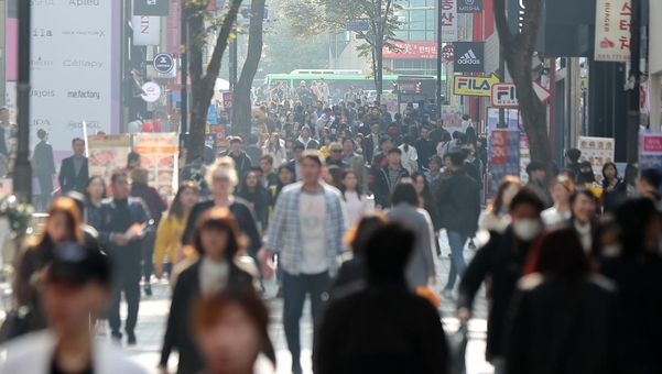 고령자가 늘어나는 반면, 청년은 줄어 10년 내 청년 구인난이 생길 것이라는 정부 보고서가 나왔다./연합뉴스