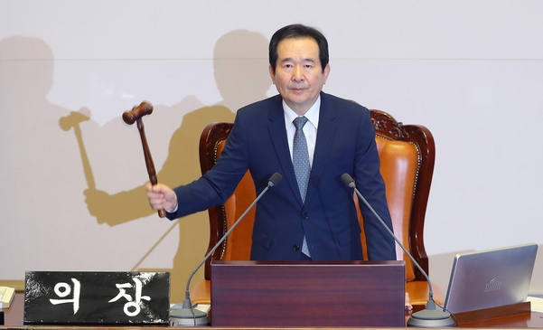 17일 국무총리에 지명된 정세균 전 국회의장이 지난 2006년 12월 9일 국회 본회의에서 '대통령(박근혜) 탄핵소추안' 가결을 선포하고 있다./연합뉴스