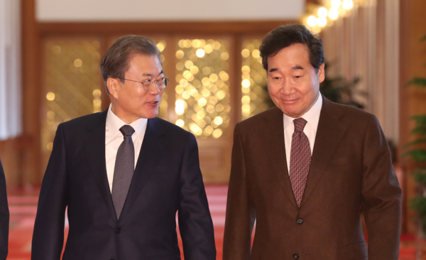 문재인 대통령이 지난 3일 오전 청와대에서 열린 국무회의에 이낙연 국무총리와 함께 입장하고 있다./연합뉴스