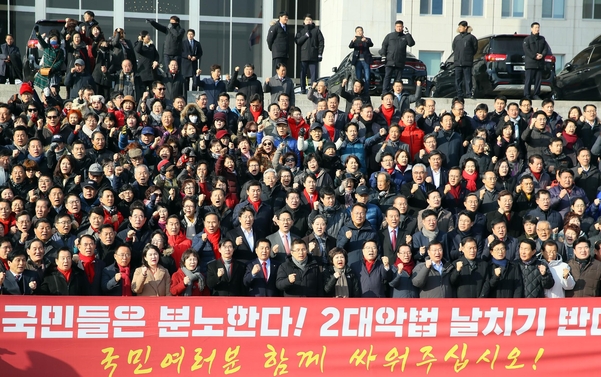 자유한국당 황교안 대표, 심재철 원내대표 등 의원들이 18일 국회 본관 앞에서 열린 '공수처법·선거법 날치기 저지 규탄대회'에서 구호를 외치고 있다./연합뉴스