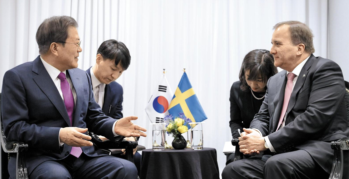 스웨덴 총리와 정상회담 문재인 대통령과 스테판 뢰벤(오른쪽) 스웨덴 총리가 18일 오후 서울 송파구 롯데타워에서 한·스웨덴 비즈니스 서밋 참석에 앞서 환담을 나누고 있다. 