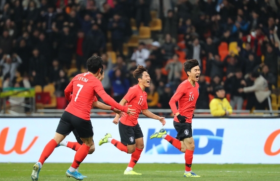 18일 부산아시아드주경기장에서 열린 2019 동아시안컵 결승전 한국과 일본의 경기에서 선취골을 넣은 황인범이 동료들과 기뻐하고 있다. /연합뉴스