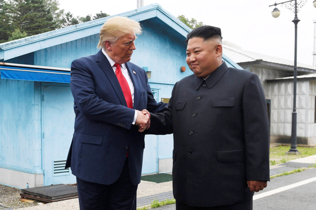  도널드 트럼프(왼쪽) 미국 대통령이 지난 6월 30일 김정은 북한 국무위원장과 판문점에서 만나 악수하고 있다. /트위터 캡처
