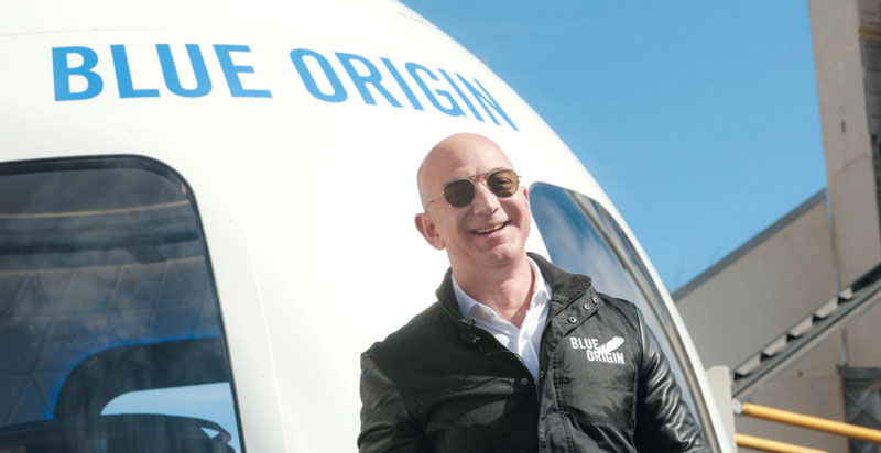 제프 베이조스 아마존 회장이 지난 2017년 미국 콜로라도 스프링스에서 열린 우주로켓 업체 블루오리진의 ‘뉴 쉐퍼드 시스템’ 공개 행사에서 웃고 있다.
