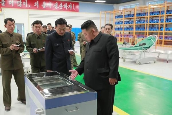 묘향산의료기구공장을 시찰하고 있는 김정은 북한 국무위원장. /연합뉴스