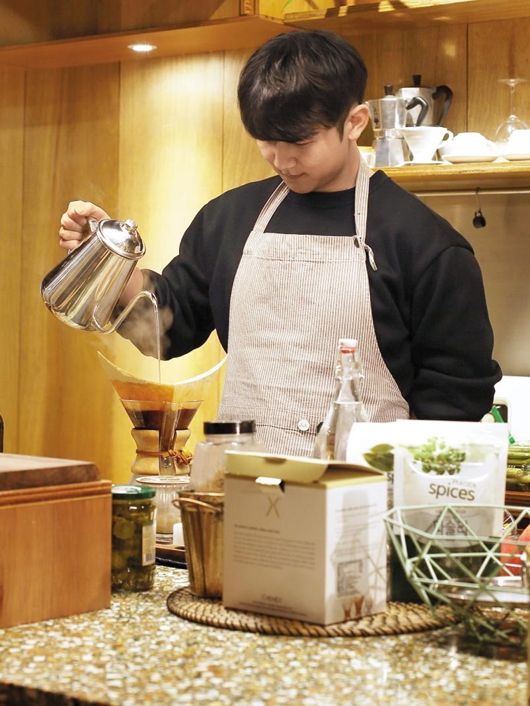서울 용문동 공유 공간 &lsquo;도시산장&rsquo;에서 직장인 노성훈씨가 송년회 파티 요리를 직접 준비하며 커피를 내리고 있다