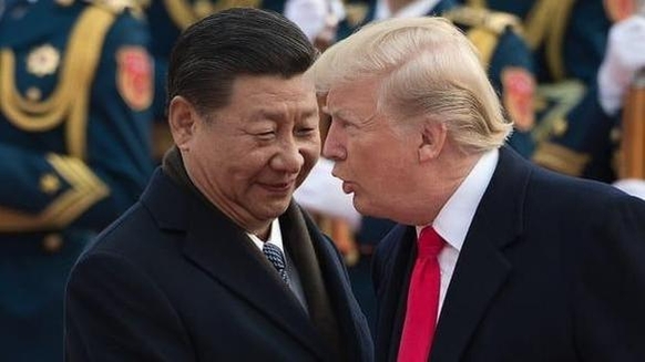 미중 무역전쟁이 한창 무르익던 지난 6월 도널드 트럼프(오른쪽) 미국 대통령과 시진핑 중국 국가주석이 일본 오사카에서 열린 G20 정상회의에서 만나 인사하고 있다. /로이터연합뉴스