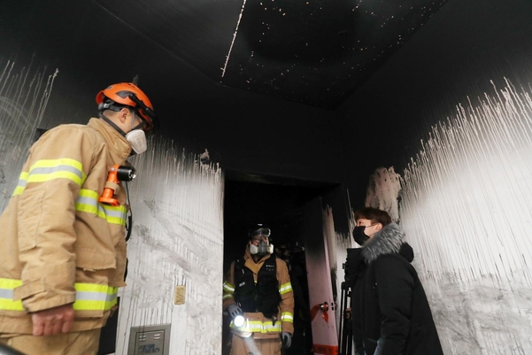 22일 오전 광주 북구 두암동의 한 모텔에서 난 화재를 소방대원이 조사를 하고 있다./연합뉴스