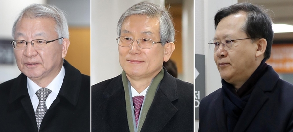양승태(왼쪽) 전 대법원장과 고영한(가운데)·박병대 전 법원행정처장이 지난 11일 재판에 출석하기 위해 서울중앙지법 법정으로 향하고 있다. /연합뉴스