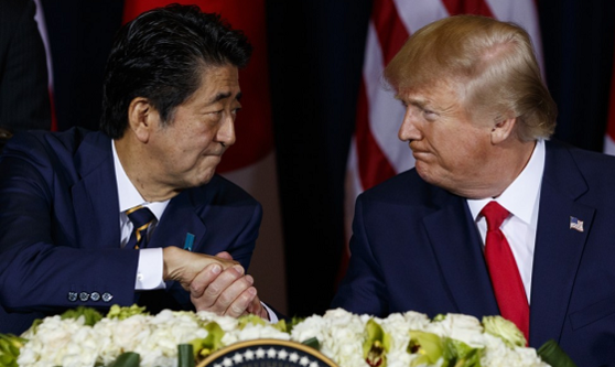 도널드 트럼프 미국 대통령(오른쪽)과 아베 신조 일본 총리. /AP연합뉴스