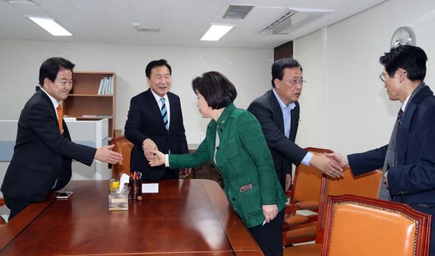 선거법 합의를 논의하기 위해 23일 오전 국회 바른미래당 회의실에서 정동영 민주평화당 대표(왼쪽부터), 손학규 바른미래당 대표, 심상정 정의당 대표, 유성엽 대안신당 대표 등이 '3+1' 회동을 하고 있다. 오른쪽은 윤소하 정의당 원내대표. /뉴시스