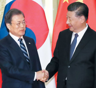 지난 23일 문재인(왼쪽) 대통령과 시진핑 중국 국가주석이 베이징 인민대회당에서 악수를 나누고 있다. /뉴시스