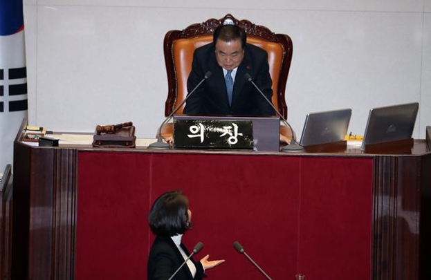 전희경 자유한국당 의원이 25일 본희의장에서 토론 도중 뒤돌아서 문희상 국회의장에게 답변을 요구하고 있다. 문 의장은 '그냥 진행하라'고 말했다. /뉴시스