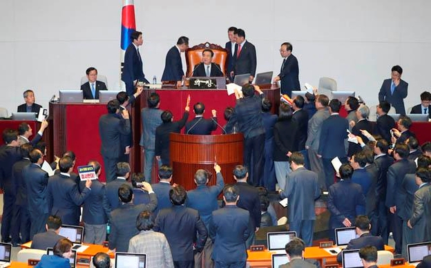 자유한국당 의원들이 23일 국회 본회의에서 공직선거법 개정안을 상정하자 거세게 항의하고 있다. /뉴시스