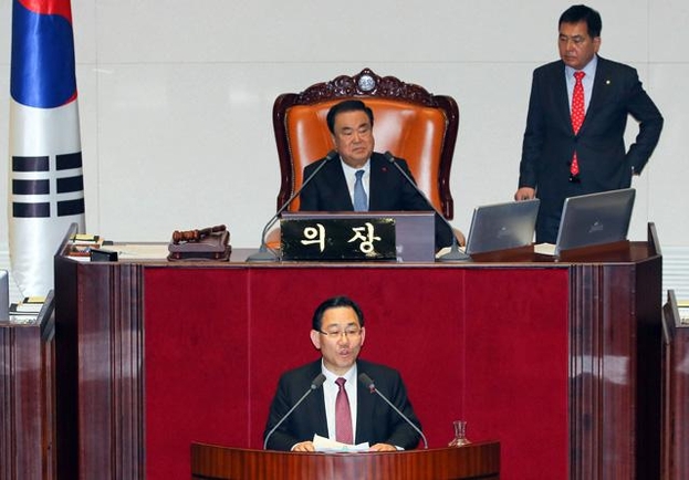 자유한국당 주호영 의원이 지난 23일 오후 공직선거법 개정안이 상정되자 필리버스터를 시작하고 있다. /연합뉴스