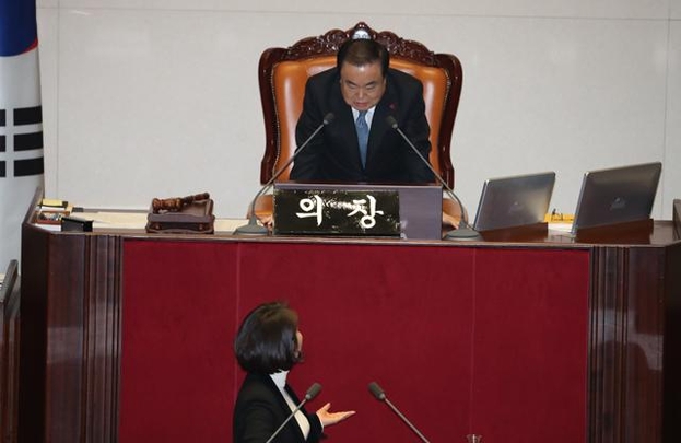 자유한국당 전희경 의원이 지난 24일 저녁 필리버스터를 하다 문희상 국회의장에게 질문을 하고 있다. 문 의장은 '그냥 진행하라'고 했다. /뉴시스