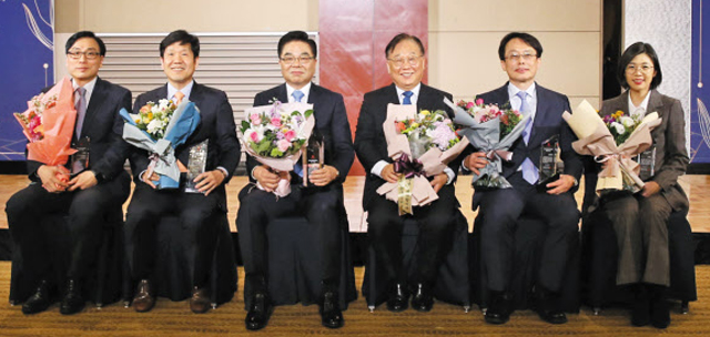 2019 상전유통학술상 시상식에서 수상자들이 기념사진을 찍고 있다.