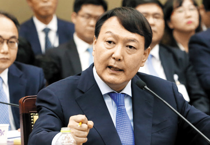 윤석열 검찰총장이 지난 10월 서울 서초구 대검찰청에서 열린 국정감사에서 의원 질의에 답하고 있다.