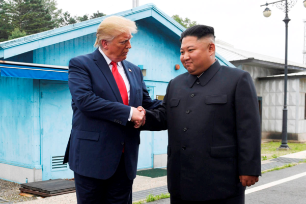 도널드 트럼프(왼쪽) 미국 대통령이 지난 6월 30일 김정은 북한 국무위원장과 판문점에서 만나 악수하고 있다. /트위터 캡처